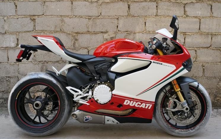 4 치기 1199cc 90° “L” 쌍둥이 실린더를 가진 고성능 오토바이 Ducati 작풍