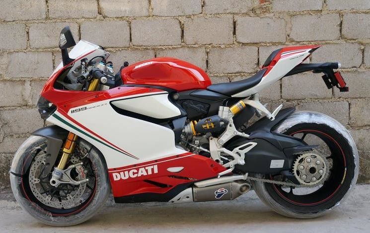 4 치기 1199cc 90° “L” 쌍둥이 실린더를 가진 고성능 오토바이 Ducati 작풍
