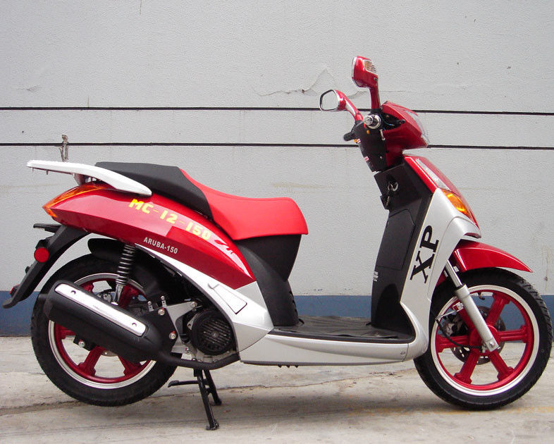 16 인치 타이어 성숙한 가스 스쿠터 150cc 후방 Brum 브레이크 Cvt 강제 통풍은 엔진을 냉각했습니다